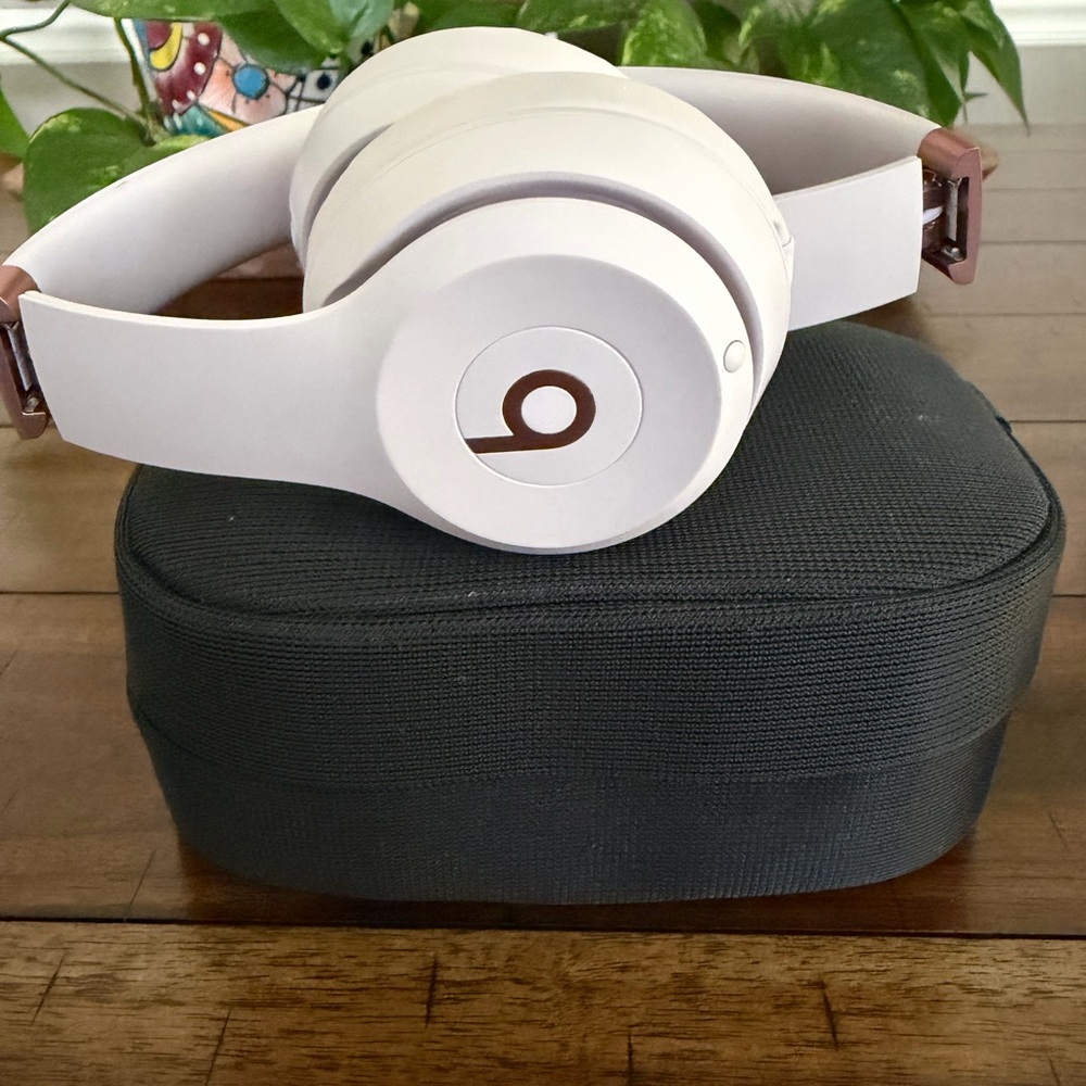 Beats Solo4 Wireless Headphones - On-Ear Wireless Headphones - Cloud Pink - Picture 2 of 6